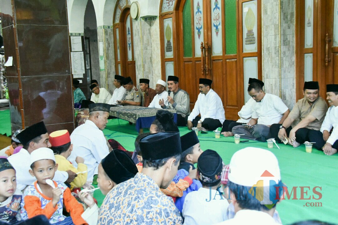 Sekda Kota Kediri Budwi Sunu memberikan sambutan di Masjid Nurul Huda Kelurahan Tamanan Kota Kediri. (eko Arif s /JatimTimes)