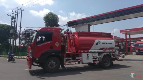 Truk Pertamina saat melakukan distribusi dari Terminal BBM Malang. (Foto: Nurlayla Ratri/MalangTIMES)
