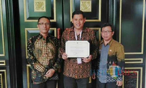 Wali Kota Kediri Abdullah Abu Bakar (tengah) saat menerima penghargaan. (eko Arif s /JatimTimes)