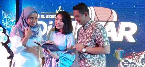 Head Of Sales XL Axiata Malang Jember Area, Deri Puspita Yani (kiri) saat bersama para selebgram dalam acara Digi Iftar. (Foto: Dokumen MalangTIMES)