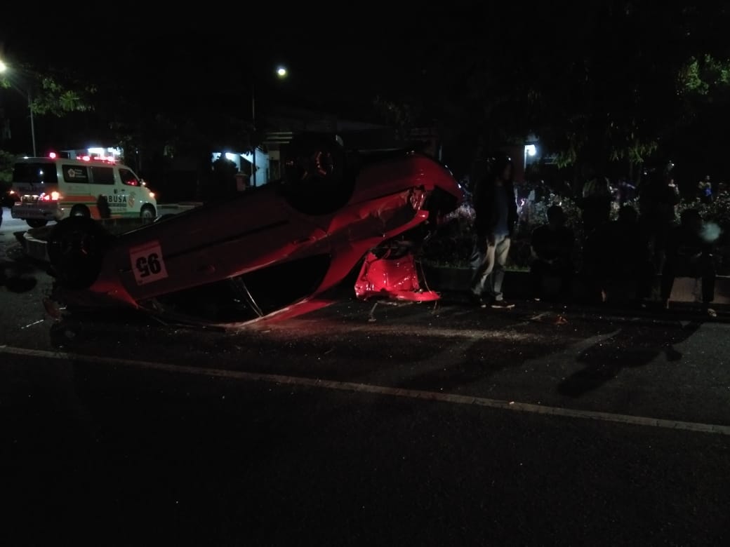 Kondisi mobil yang terbalik di kawasan Jalan Veteran (ist)