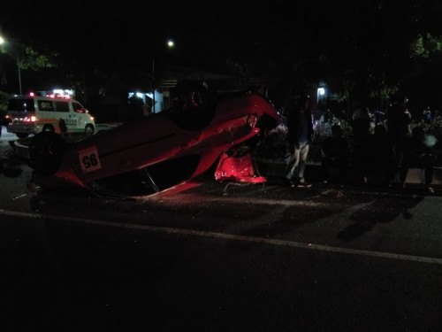 Kondisi mobil yang terbalik di kawasan Jalan Veteran (ist)