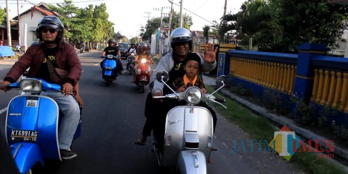 Para jurnalis ajak anak yatim keliling Kota Kediri kendarai vespa. (eko Arif s /JatimTIMES)