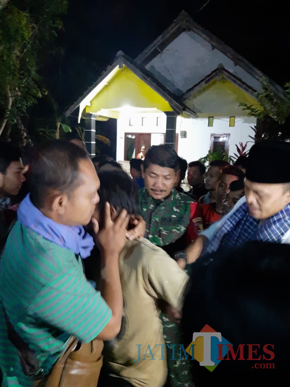 Pelaku saat diamankan petugas dari amukan massa (foto: R Ulum / JatimTIMES)