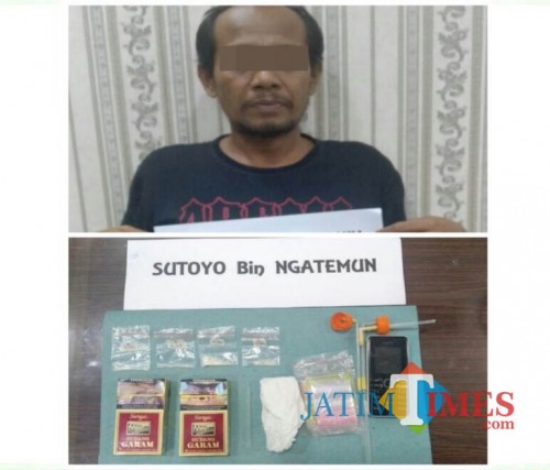 Suyoto tersangka beserta barang bukti narkoba saat diamankan petugas kepolisian, Kabupaten Malang (Foto : Humas Polres Malang for MalangTIMES)