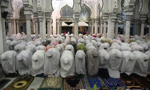 Suasana salat terawih di masjid (Foto: istimewa)