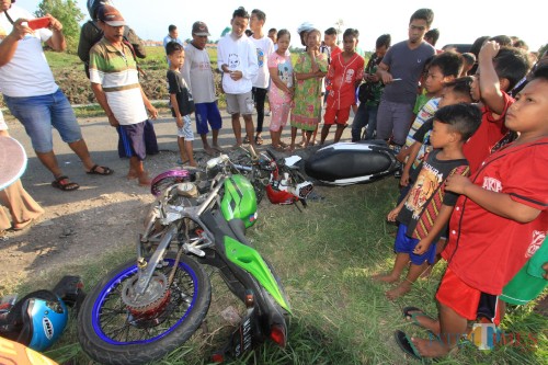 Dua kendaraan yang terlibat kecelakaan remuk dan menjadi tontonan warga (Agus Salam/Jatim TIMES)