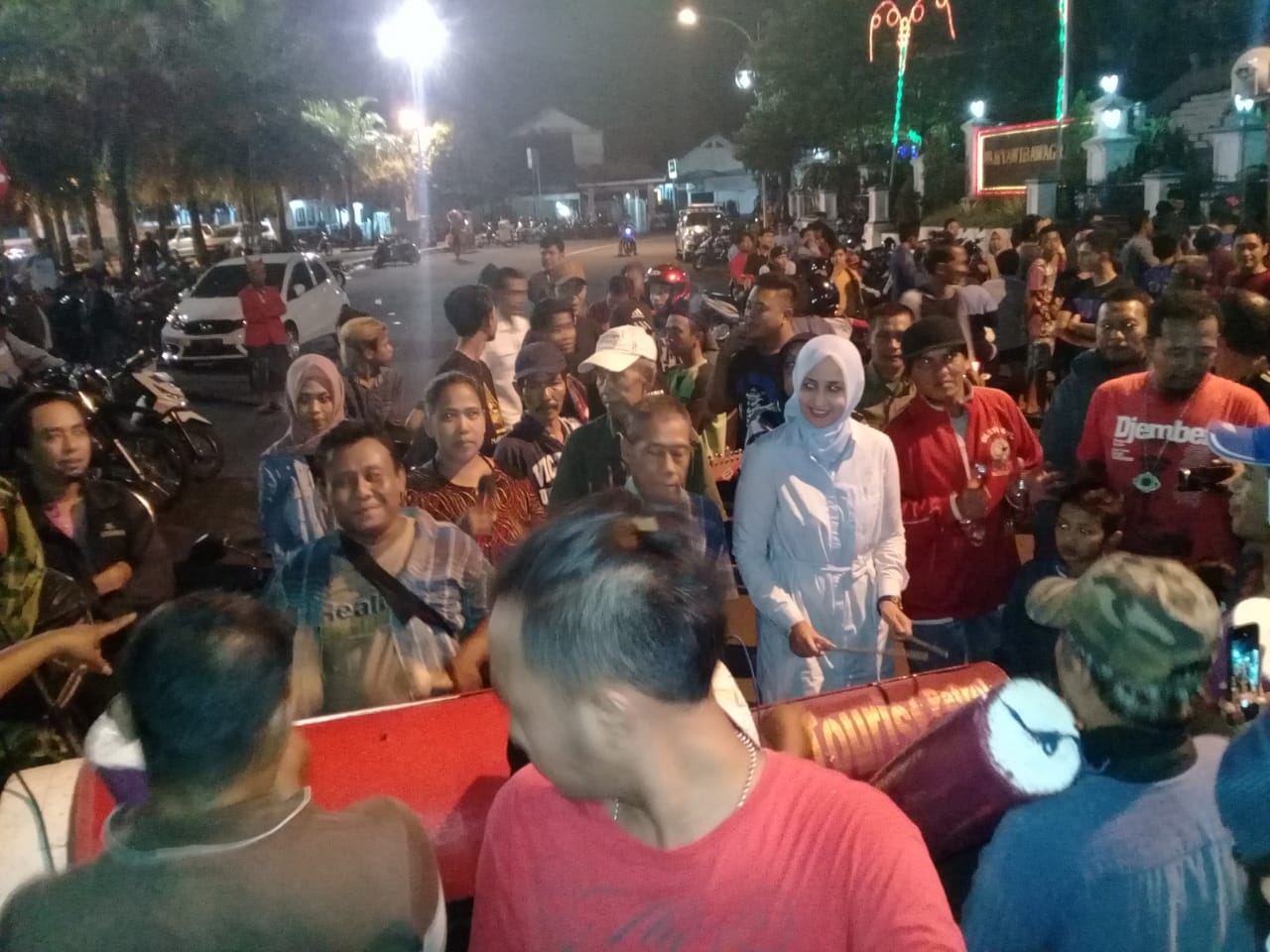 Bupati Jember dr Hj Faida MMR yang berbaur bersama warga membunyikan musik patrol untuk membangunkan warga guna menjalankan sahur. (foto : Sugeng Hariyadi / Jatim TIMES)