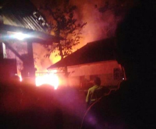 Petugas pemadam kebakaran saat berupaya memadamkan kobaran api di rumah Abdul Hadi di Kecamatan Wajak. (Foto : Istimewa)