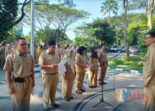 Kepala DPKPCK Kabupaten Malang Wahyu Hidayat (kanan) saat memimpin apel pagi dan menekankan kinerja tinggi di bulan Ramadan.(DPKPCK)