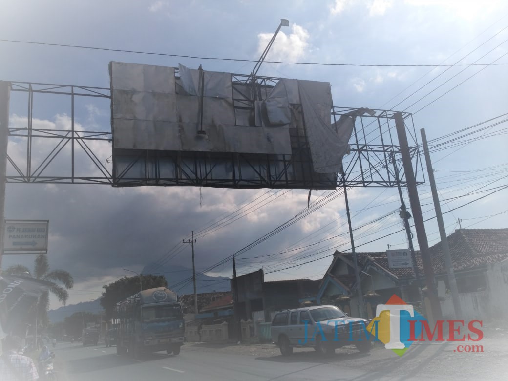 Kondisi billboard yang rusak di atas jalan raya pantura Kecamatan Panarukan, Kabupaten Situbondo. (Foto Heru Hartanto/Situbondo TIMES)