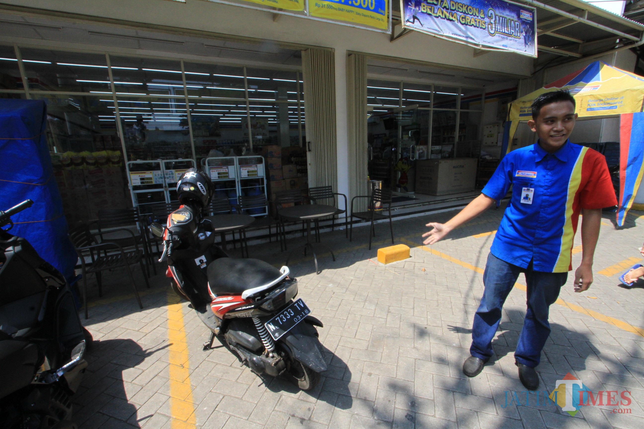 Rafi, rekan kerja korban menunjukkan tempat parkir sepeda motor yang dicuri (Agus Salam/Jatim TIMES)