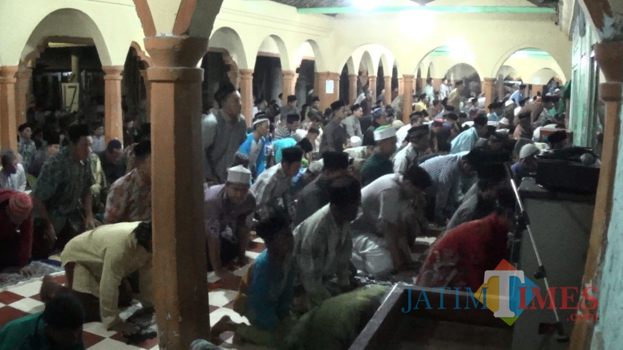 Sholat tarawih di Ponpes Mantenan diikuti jamaah dari Blitar dan luar daerah