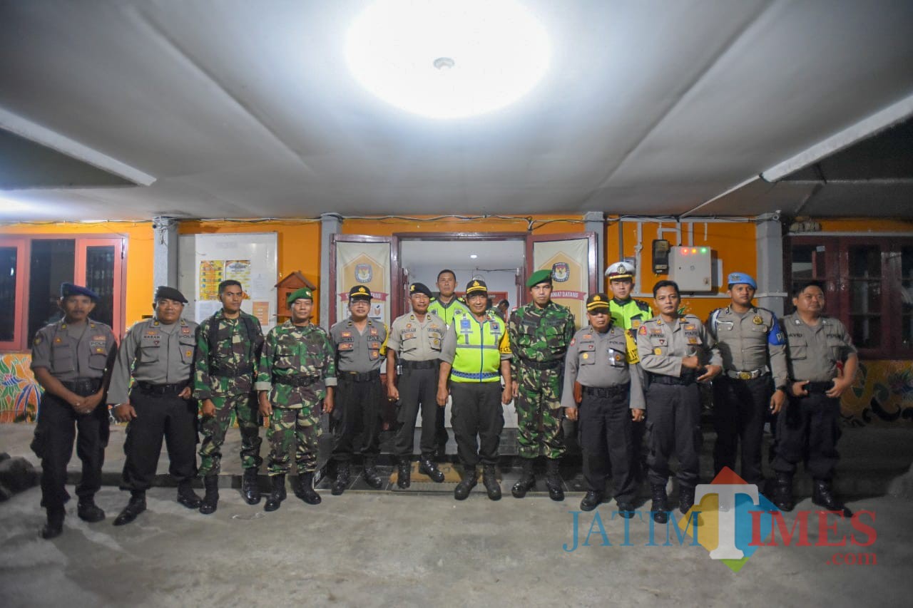 TNI-Polri saat jaga kantor KPU Situbondo. (Foto Sony Haryono / Situbondo TIMES)