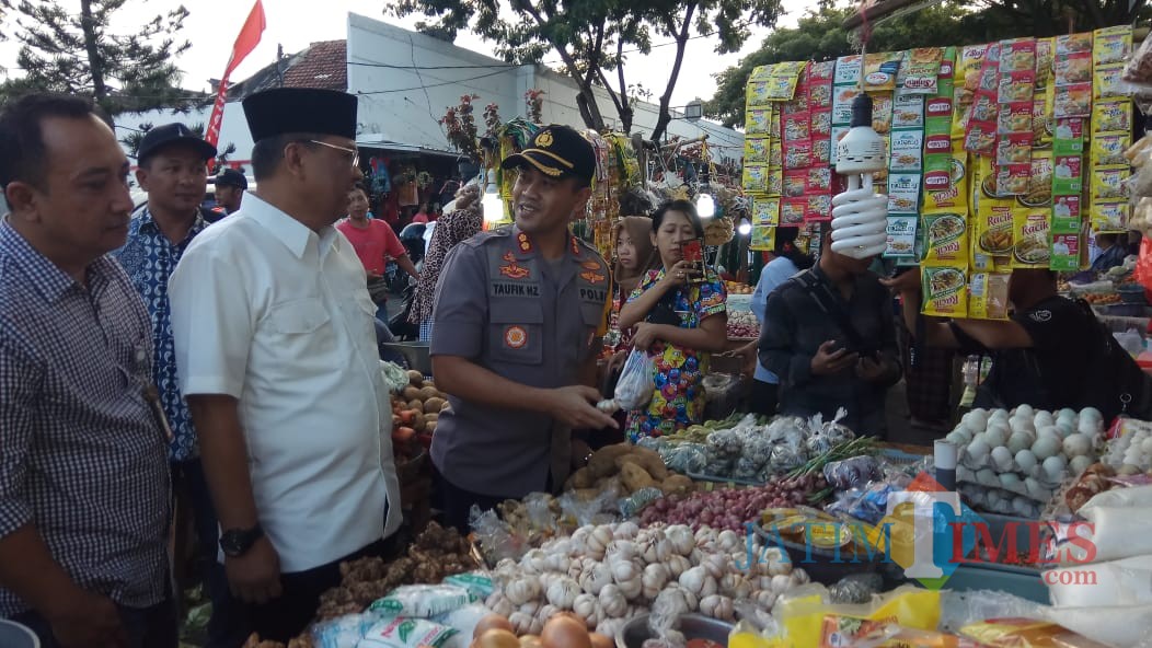 Tim Satgas Pangan berinteraksi dengan pedagang untuk menanyakan harg dan ketersediaan pangan di pasar