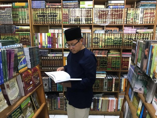 Wali Kota Malang Sutiaji saat berburu buku di Toko Buku Bayakub, Minggu (13/5/2019) (Humas Pemkot Malang for MalangTIMES)