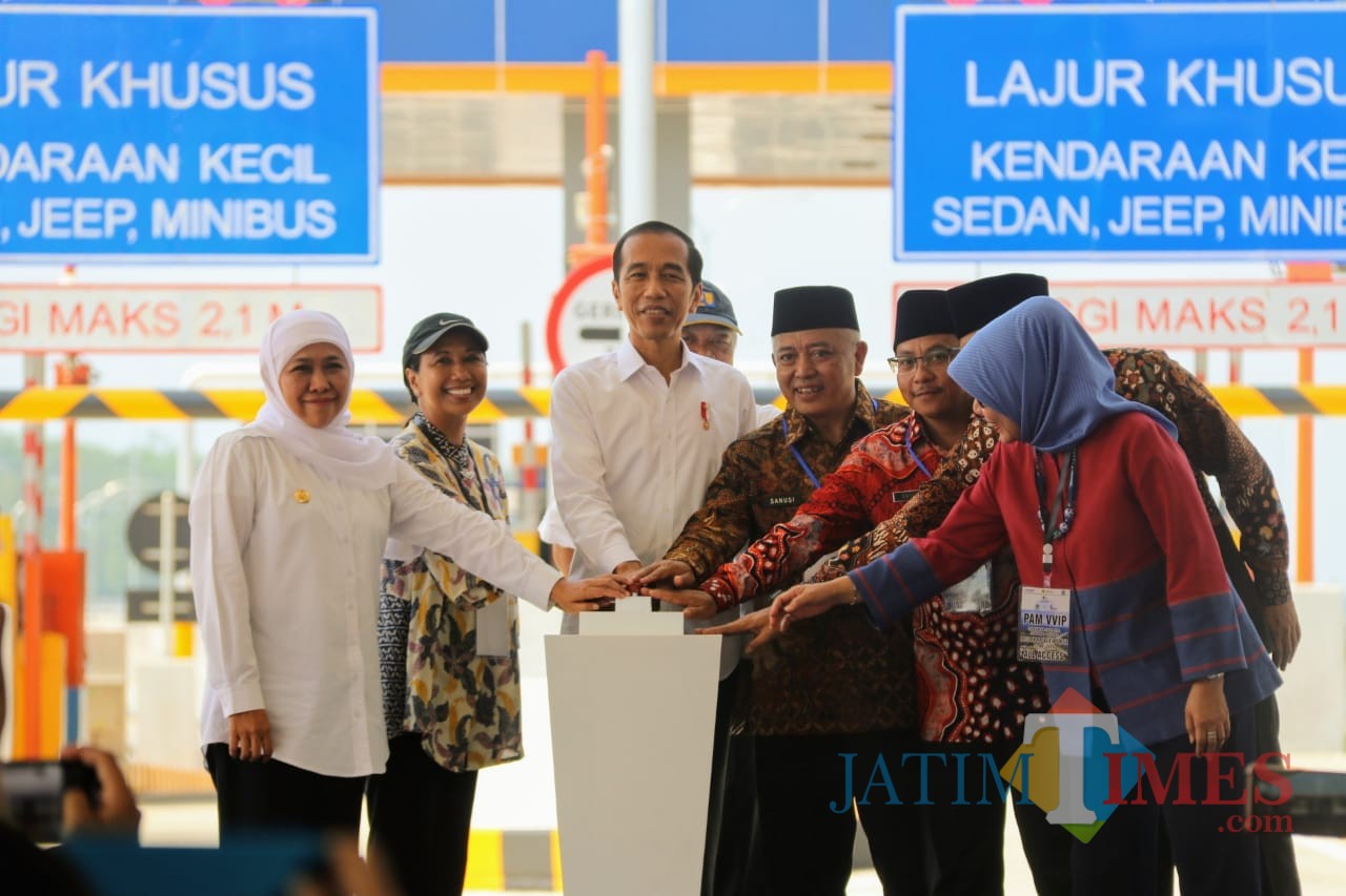 4 dari kanan : Wabup Malang Sanusi bersama presiden Jokowi saat penekanan sirene peresmian jalan tol Mapan (Humas)