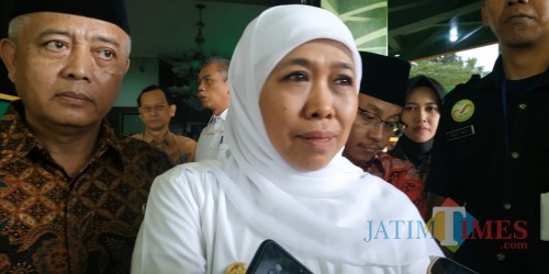 Gubernur Jatim Khofifah Indar Parawansa usai menjenguk KH M Tolchah Hasan, mantan Menteri Agama RI yang tengah dirawat di Malang. (Foto: Dokumen MalangTIMES)