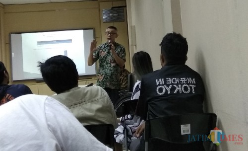 Kepala Divisi Pengembangan Produk BBJ, Lukas Lauw saat mengenalkan transaksi berjangka komoditi di Malang. (Foto: Nurlayla Ratri/MalangTIMES)