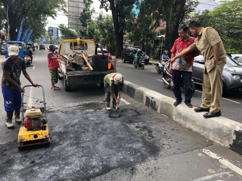 Pembenahan jalan berlubang di kawasan Jl Kawi. (istimewa)
