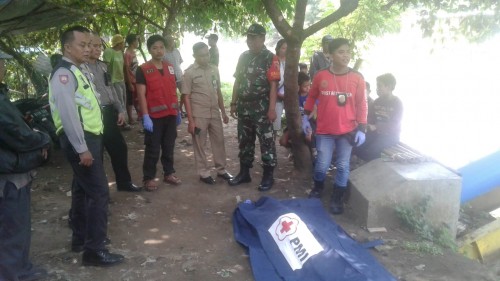 Petugas saat melakukan evakuasi jenazah korban. (Polsek Kedungkandang)