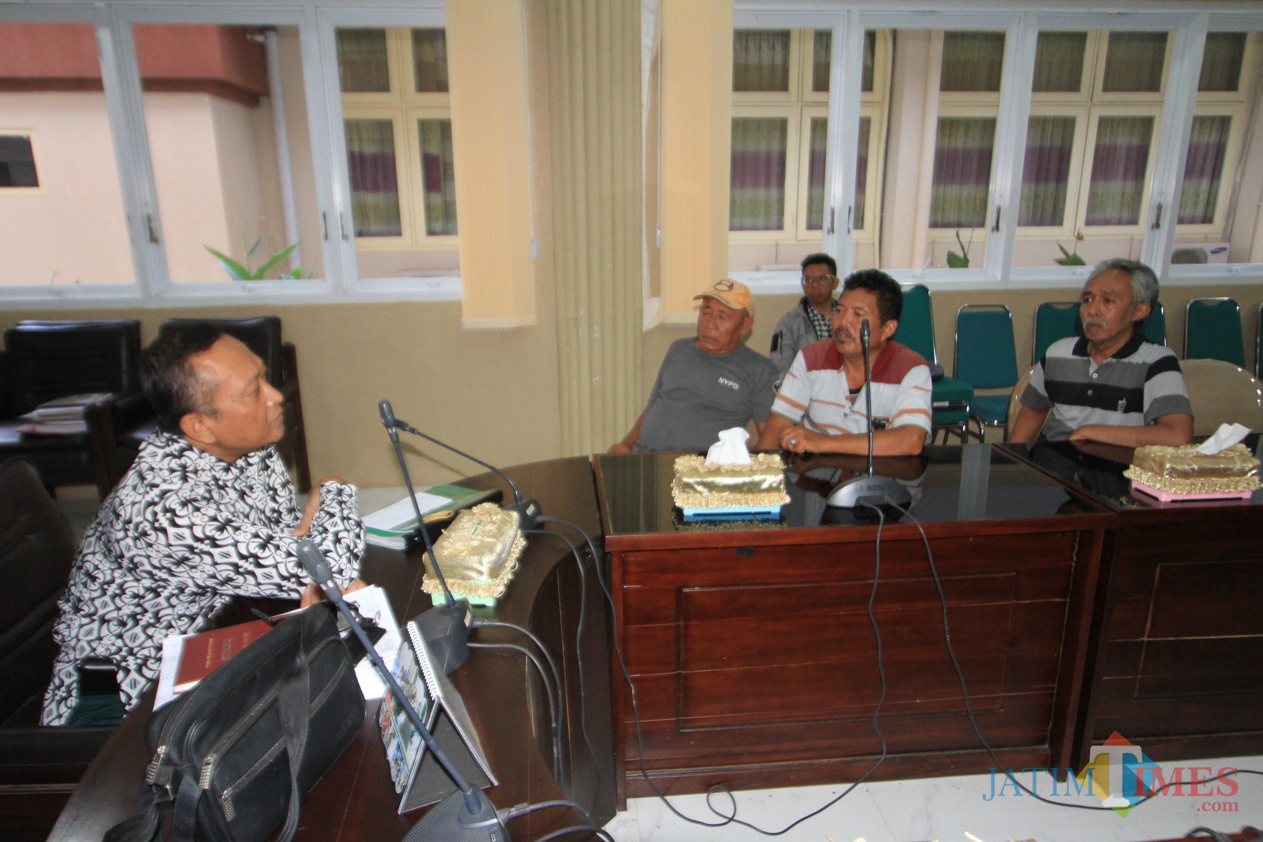 Tiga pedagang buah Pasar Gotong Royong saat curhat ke Syaifuddin salah satu anggota DPRD Kota Probolinggo (Agus Salam/Jatim TIMES)