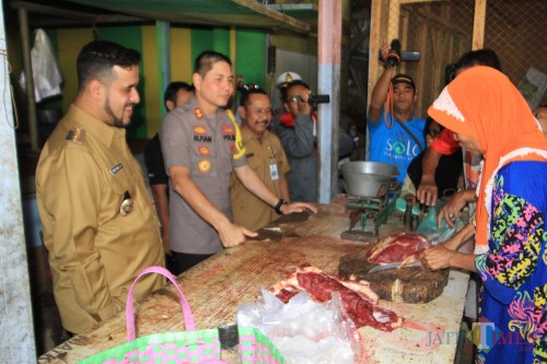 Wali Kota Hadi Zainal Abidin dan Kapolresta AKBP Alfian Nur Rizal, saat sidak di Pasar Baru Kota Probolinggo (Agus Salam/Jatim TIMES)