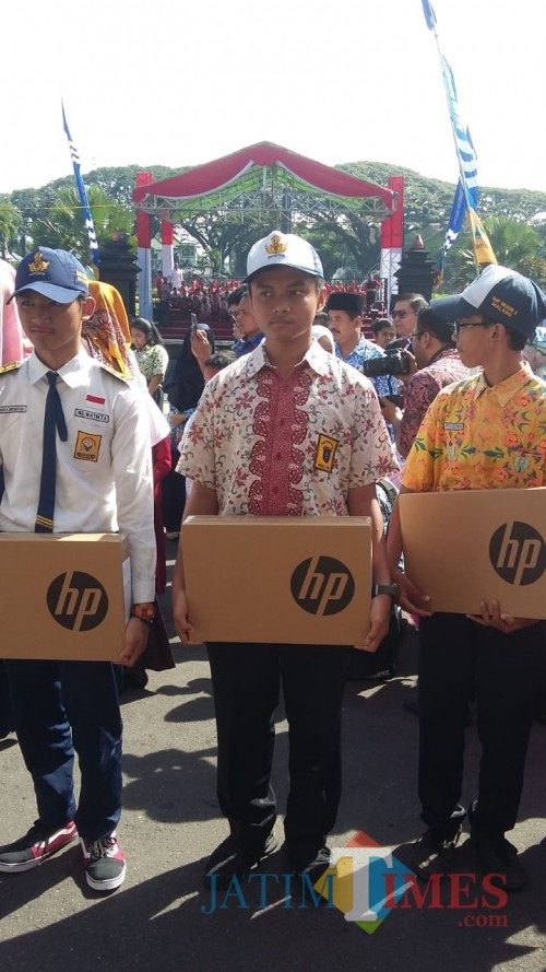 Beberapa siswa SMPN 2 Kota Malang saat menerima hadiah dalam acara Journalist Camp 2019 (Foto : Dokumentasi SMPN 2 Kota Malang)