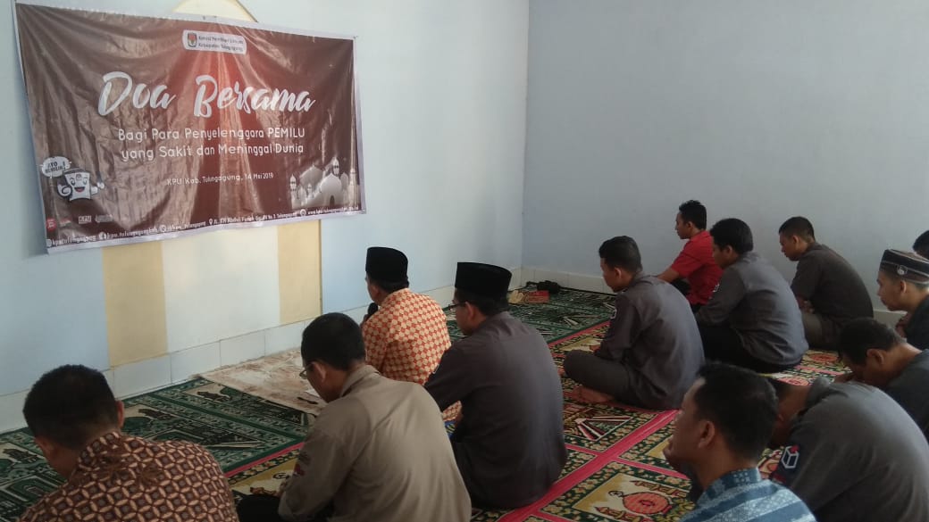 Doa bersama di mushola KPU (ist)