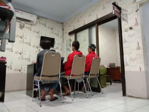 Pelaku asusila dibawah umur, saat dimintai keterangan penyidik UPPA Polres Malang, Kabupaten Malang (Foto : Istimewa)