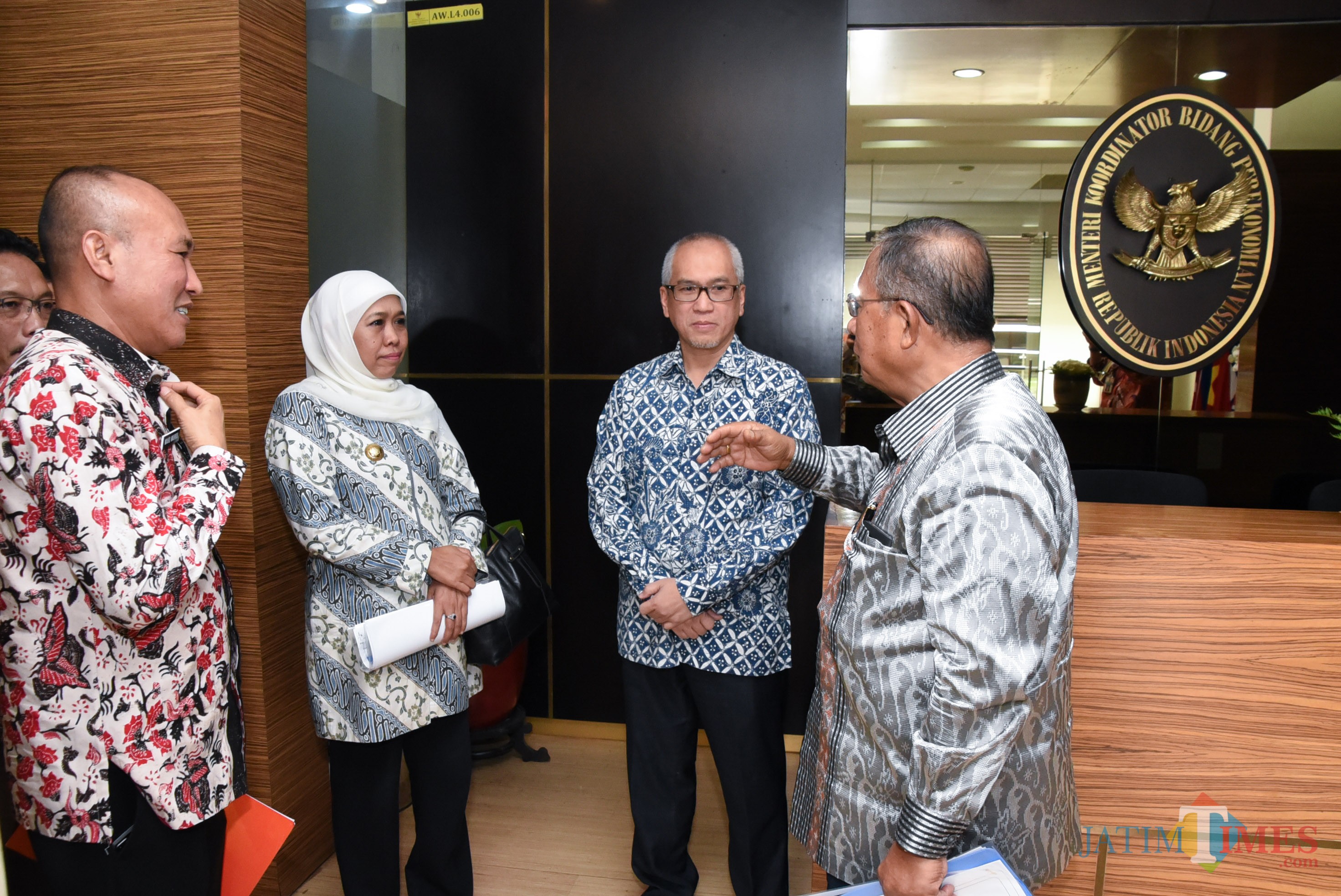 Gubernur Jatim Khofifah ketika bertemu Menteri PUPR Basuki Hadimuljono.