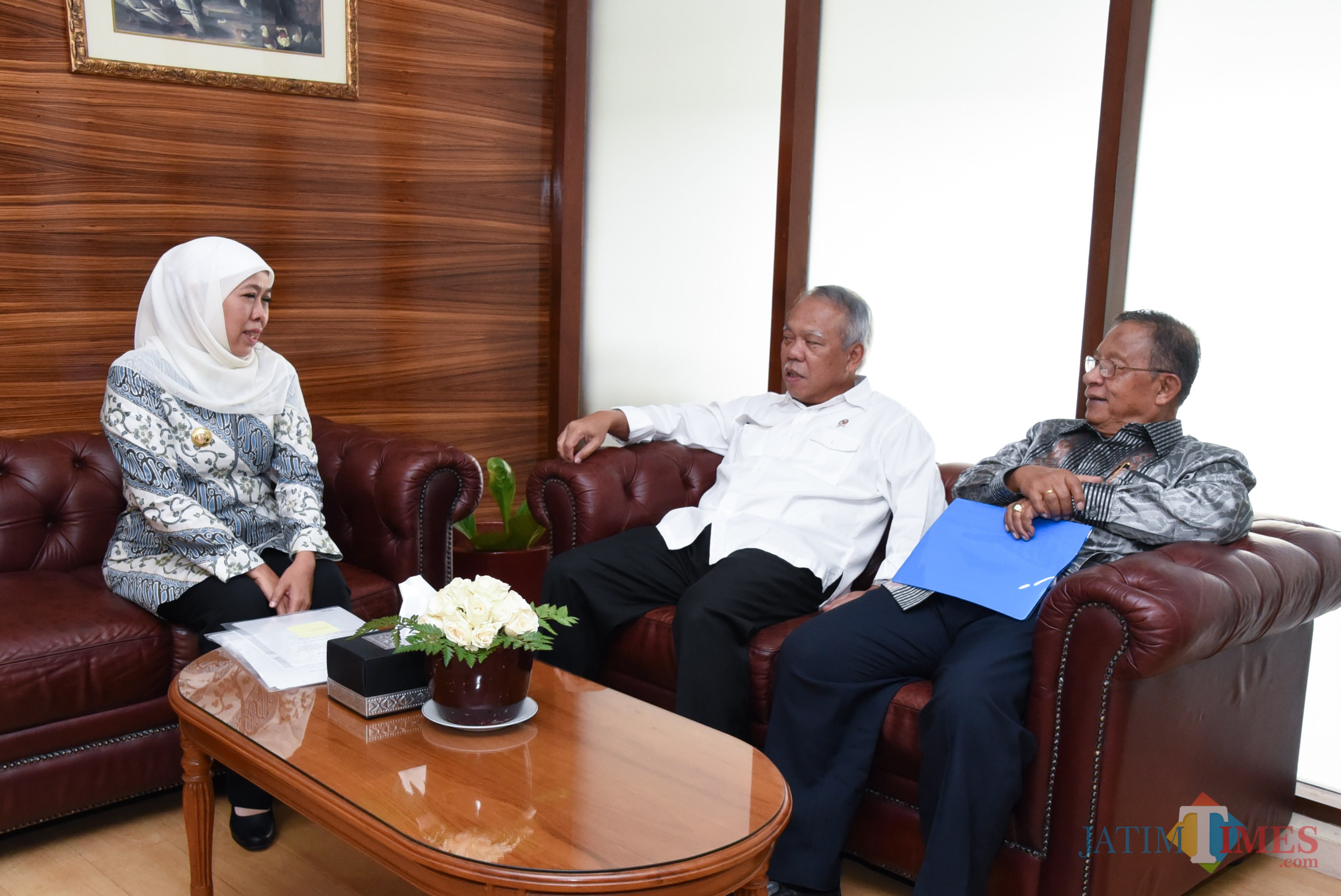 Gubernur Jatim Khofifah saat rapat dengan para menteri
