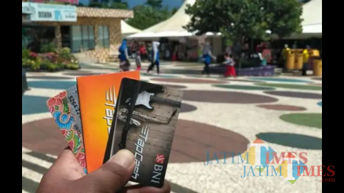 Ilustrasi kartu e-money yang bisa digunakan untuk berbelanja. (Foto: Nurlayla Ratri/MalangTIMES)