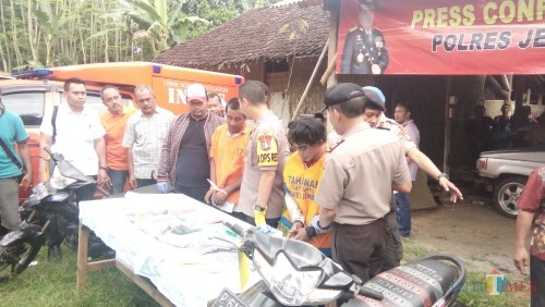 Kapolres saat menunjukkan pelaku pembakaran dan barang bukti kepada sejumlah media (foto : Moh. Ali Makrus / Jatim TIMES)