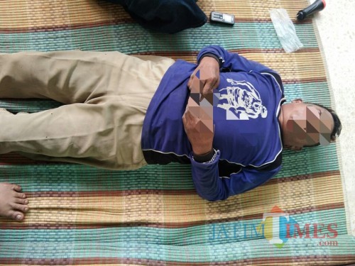 Korban Djapar sesaat Setelah ditemukan di halaman rumah warga (Foto : Dokpol / TulungagungTIMES)