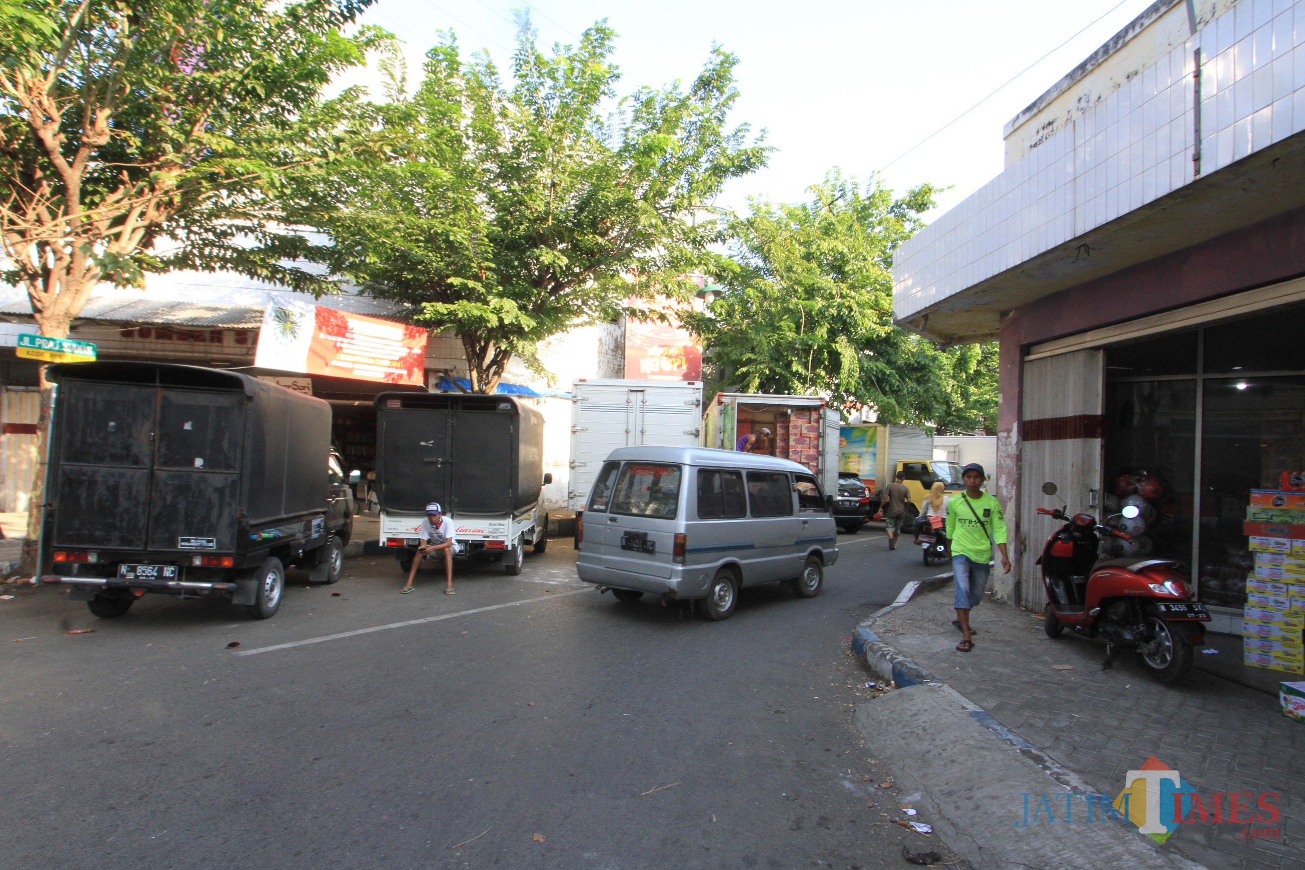 Lokasi yang biasa ditempati penjual buah bermotor, kini ditempati parkir kendaraan bongkar-muat barang (Agus Salam/Jatim TIMES)