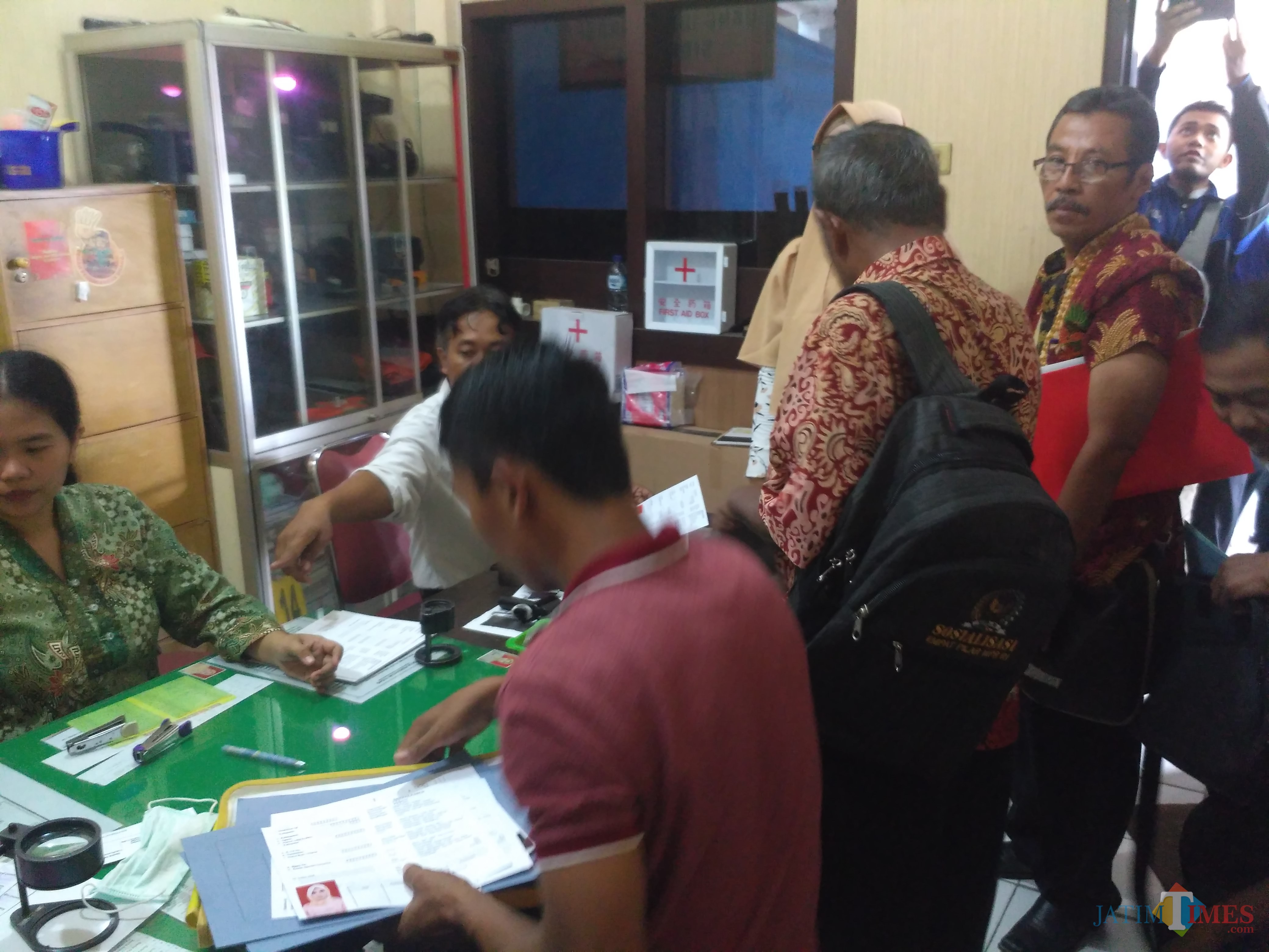 Para Bakal Calon Kepala Desa Antri Urus SKCK di Polres Tulungagung / Foto : Anang Basso / Tulungagung TIMES