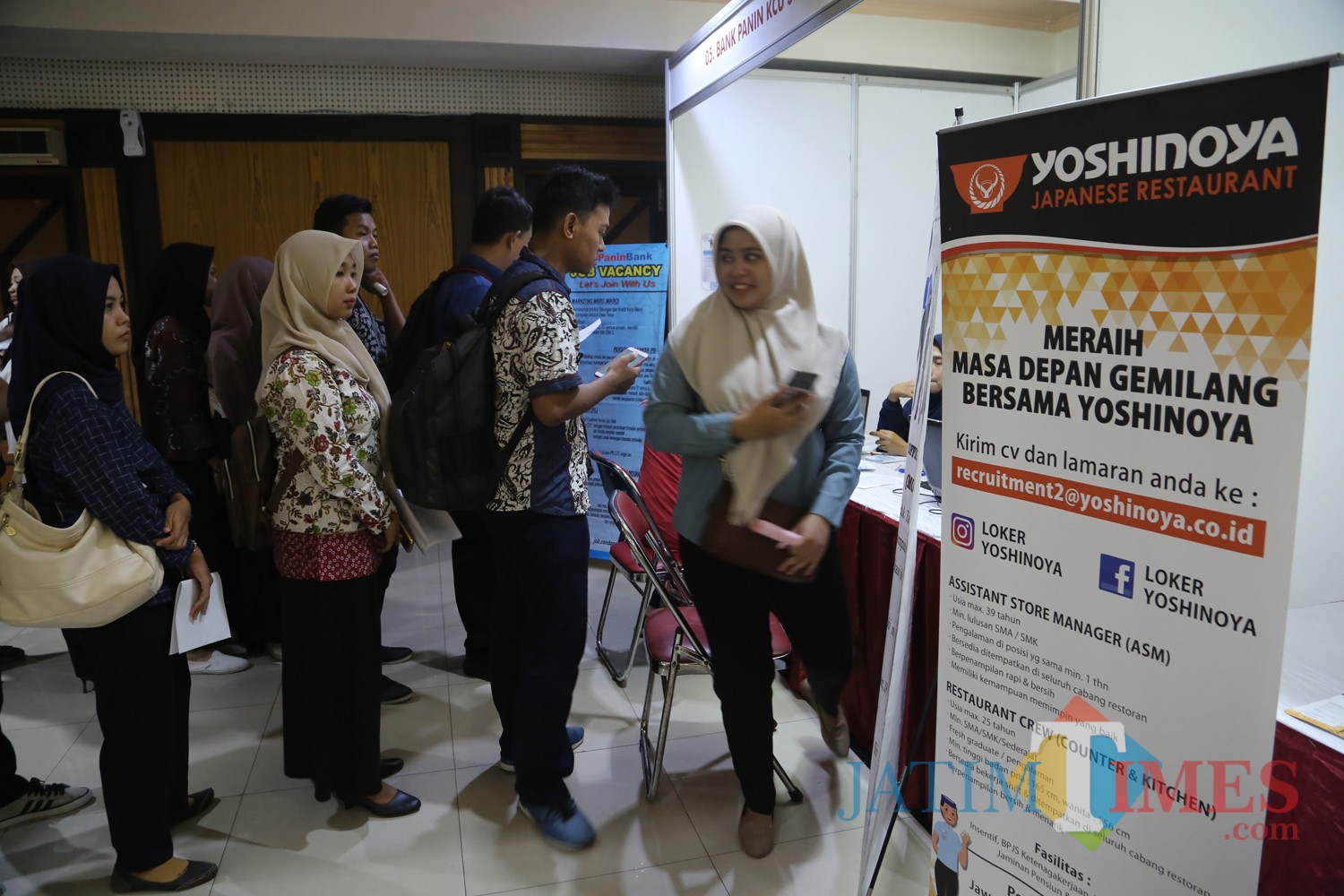 Pelamar di bursa efek kerja Surabaya