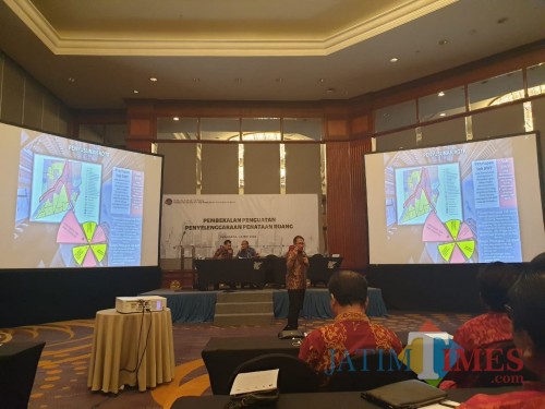 Pembekalan penyelenggara penataan ruang yang dihadiri seluruh kadis dan kepala kantor pertanahan. (DPKPCK)