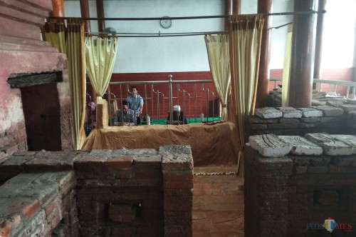 Pengunjung dari luar daerah berziarah ke makam mbah wasil. (eko Arif s /JatimTimes)