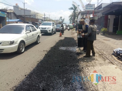 Perbaikan jalan rusak terus dilakukan Dinas PU Bina Marga Kabupaten Malang, walaupun masih juga cukup banyak jalan yang harus ditanganinya (Nana)