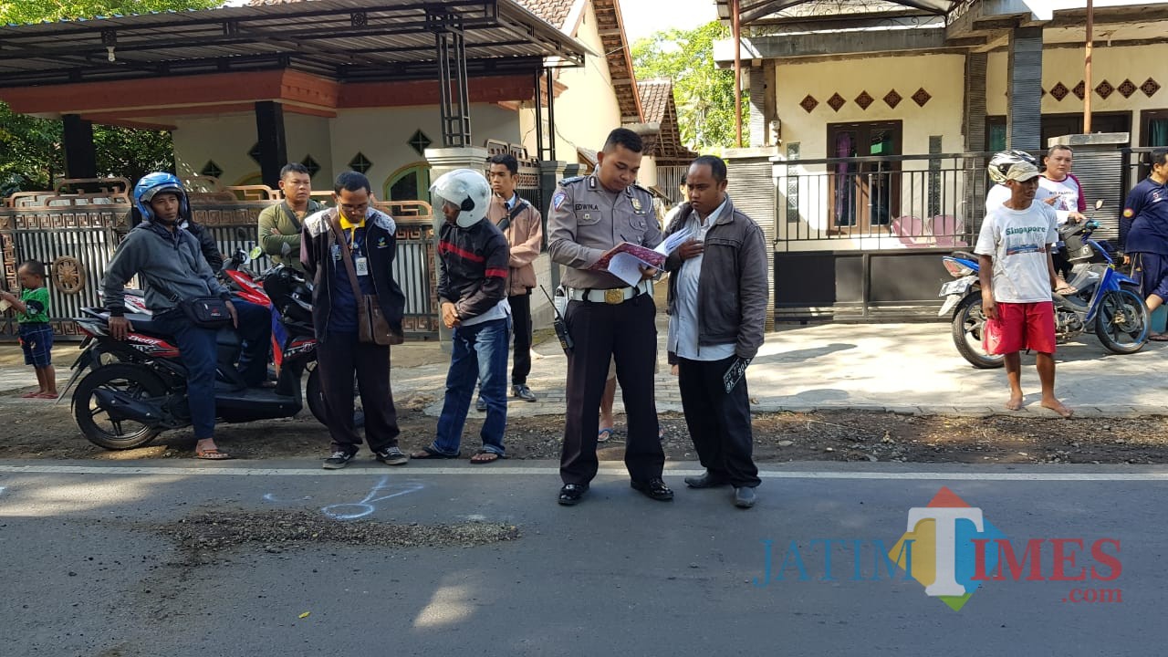 Petugas Unit Kecelakaan melakukan olah TKP di lokasi kecelakaan maut