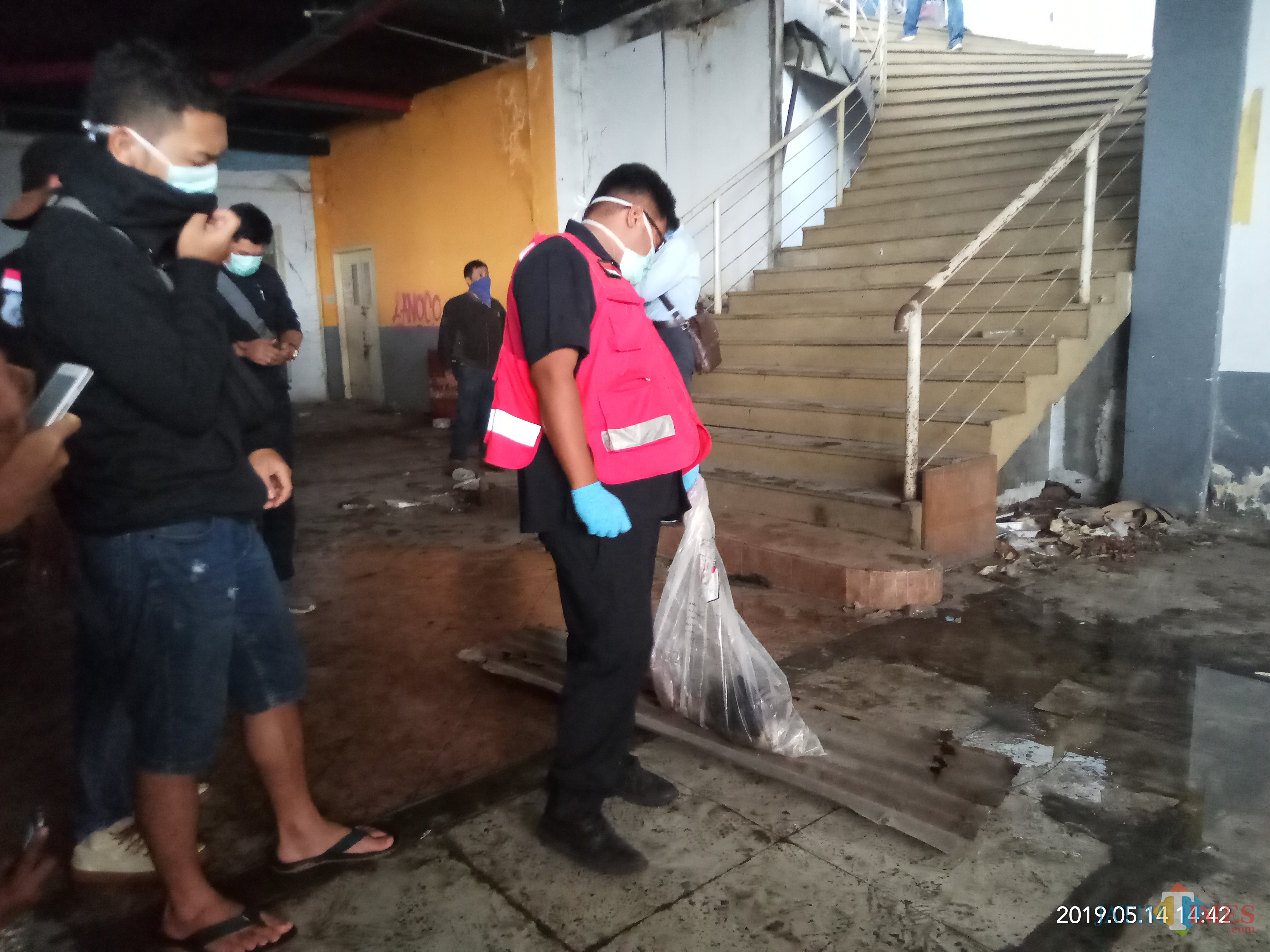 Petugas yang mengevakuasi potongan kaki dan tangan (Anggara Sudiongko/MalangTIMES)