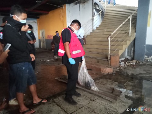Petugas yang mengevakuasi potongan kaki dan tangan (Anggara Sudiongko/MalangTIMES)