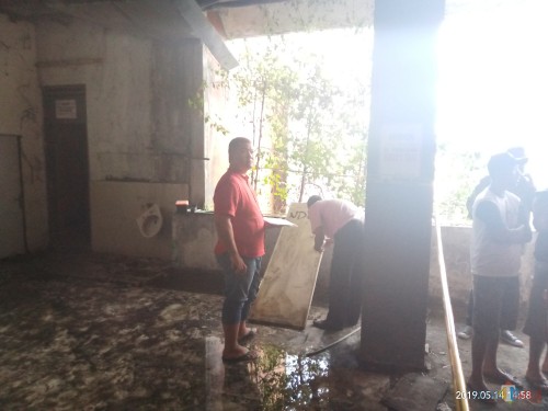 Polisi yang tengah memeriksa sidik jari pada bagaian pintu kamar mandi (Anggara Sudiongko/MalangTIMES)
