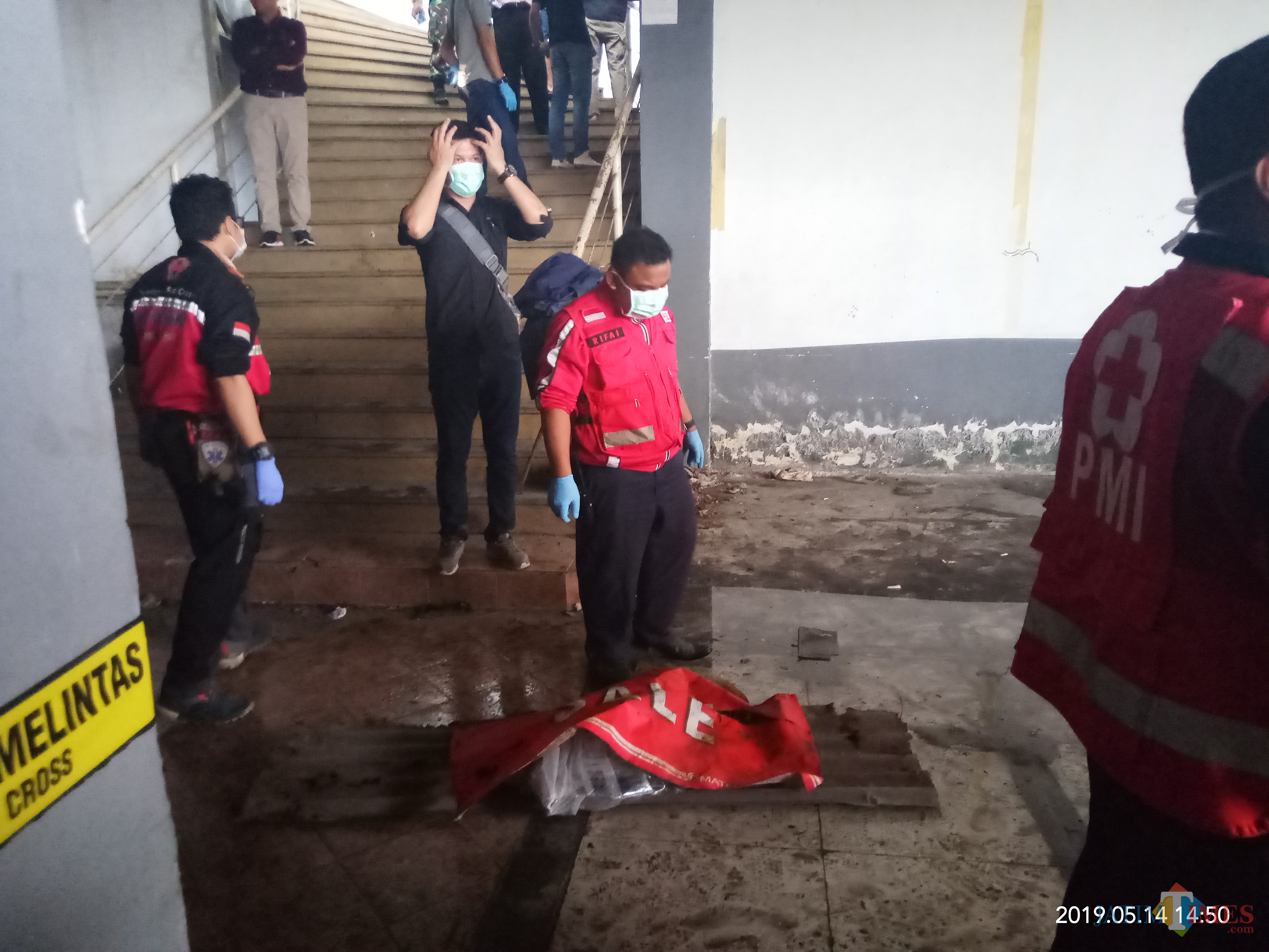 Potongan kaki tangan korban yang ditemukan petugas di bawah tangga (Anggara Sudiongko/MalangTIMES)