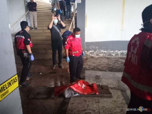 Potongan kaki tangan korban yang ditemukan petugas di bawah tangga (Anggara Sudiongko/MalangTIMES)
