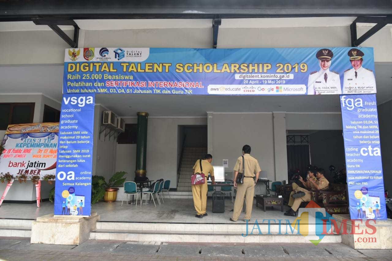 Ruang tunggu di Pendopo Pemkab Jember yang disulap menjadi tempat pendaftaran program DTS (foto : istimewa / JatimTIMES)