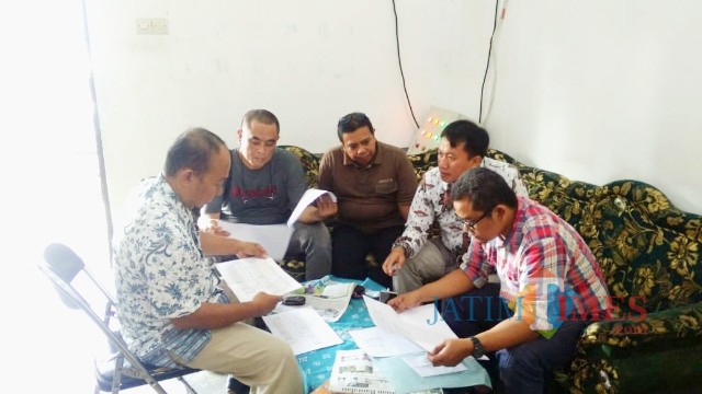 Saksi Joko Setiono saat menyerahkan berkas C1 dari TPS Kecamatan Wongsorejo kepada Bawaslu Banyuwangi, Selasa (14/5/19).