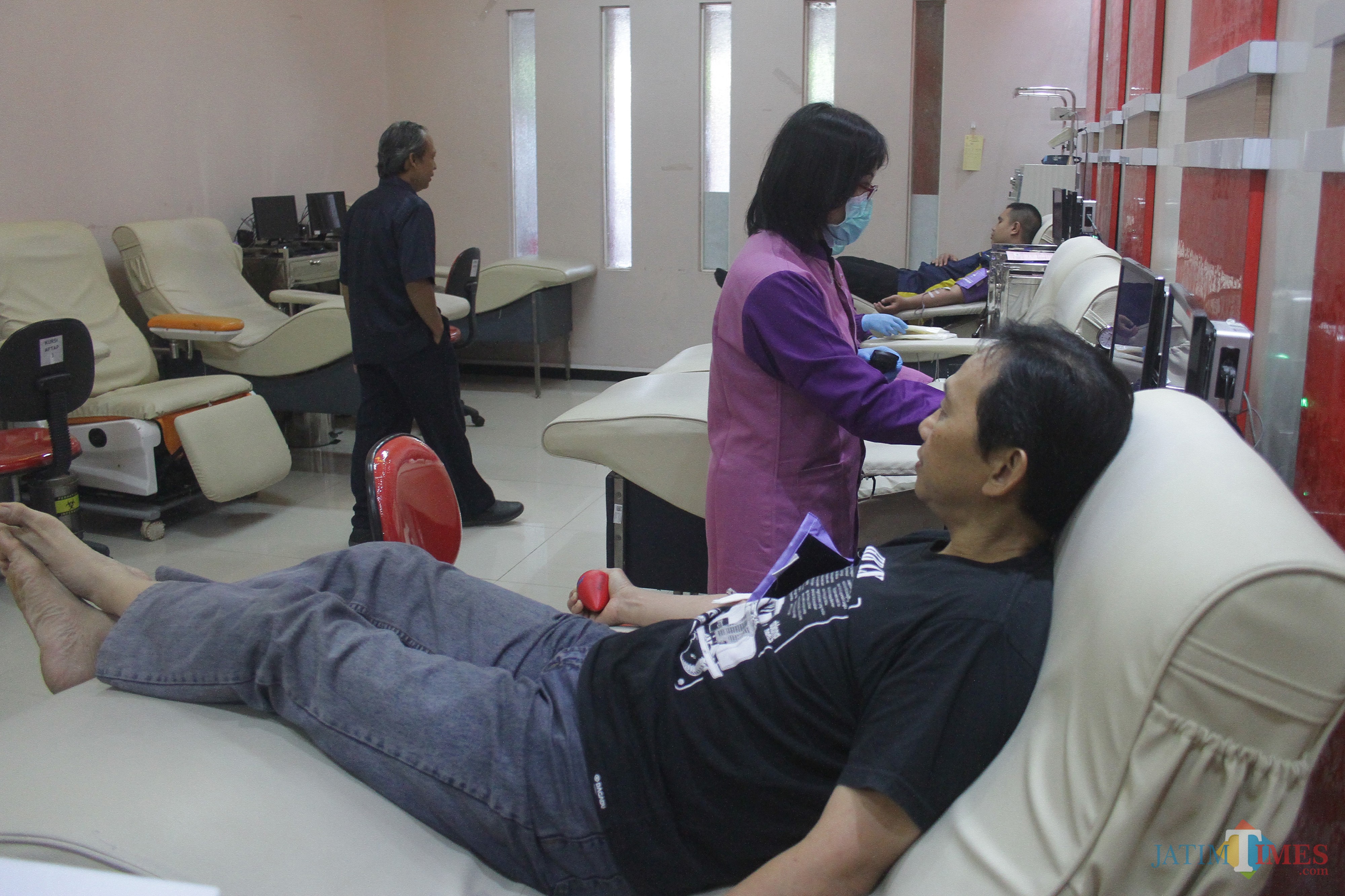 Sejumlah pendonor tengah melakukan pengambilan darah di UTD PMI Kota Malang. (Foto: Nurlayla Ratri/MalangTIMES)